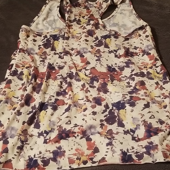 3 tank tops with ruffles - Picture 7 of 11